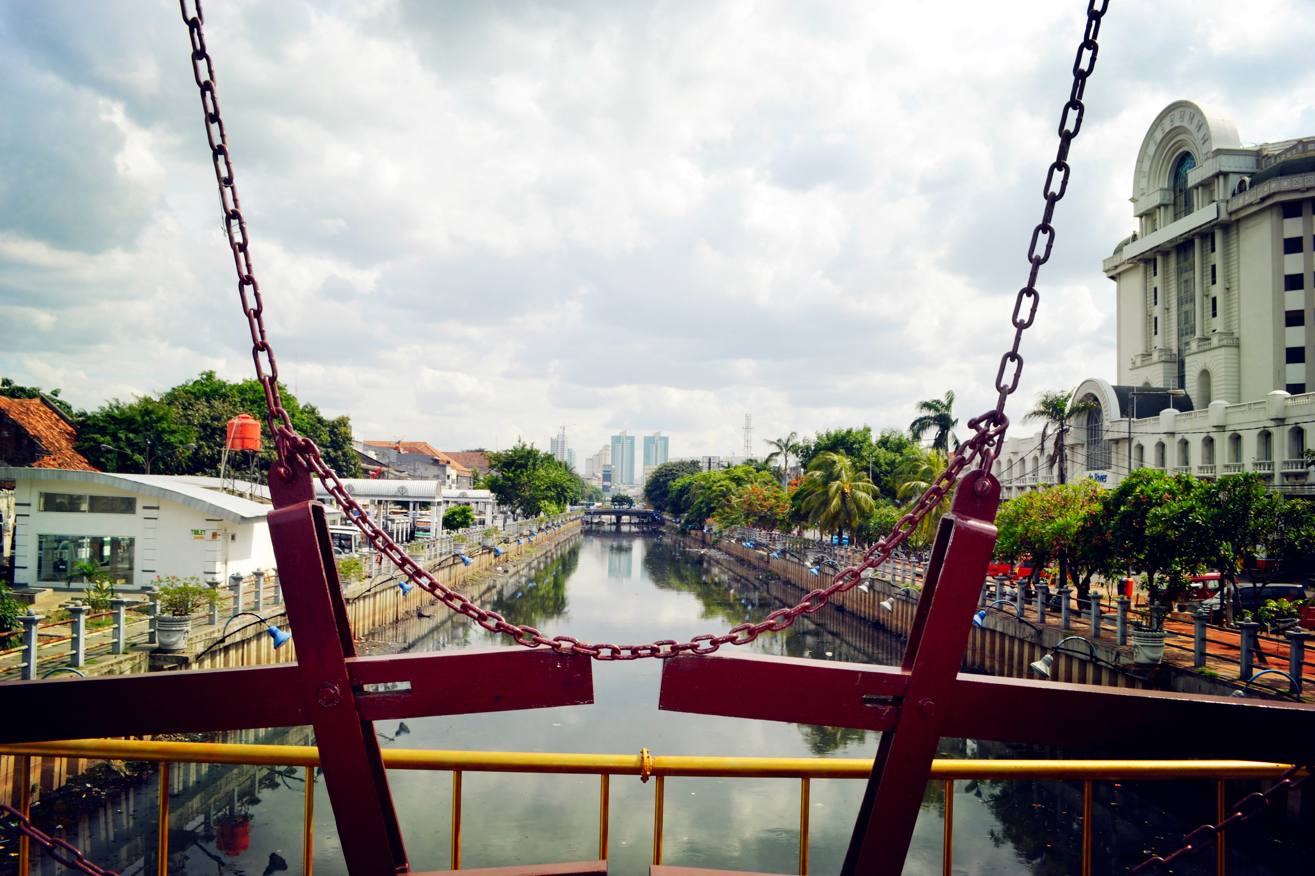 Toko Merah Jembatan Kota Intan Duo Terlupakan Sayangnya Kondisi Sungai